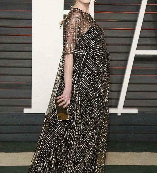 Λίγο πριν γεννήσει: Η Anne Hathaway «έκλεψε» την παράσταση στο after party των Όσκαρ