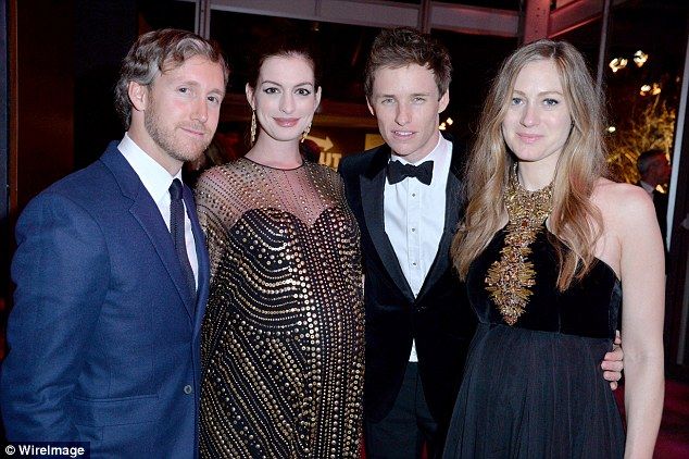 Λίγο πριν γεννήσει: Η Anne Hathaway «έκλεψε» την παράσταση στο after party των Όσκαρ