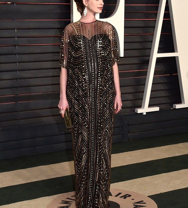Λίγο πριν γεννήσει: Η Anne Hathaway «έκλεψε» την παράσταση στο after party των Όσκαρ