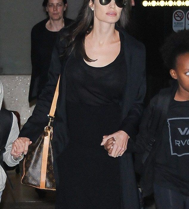 Angelina Jolie: Με τα παιδιά της στο αεροδρόμιο