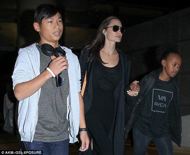 Angelina Jolie: Με τα παιδιά της στο αεροδρόμιο