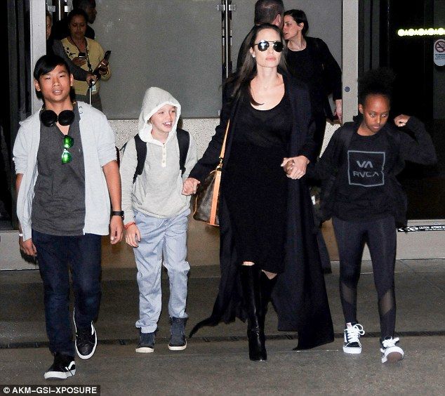 Angelina Jolie: Με τα παιδιά της στο αεροδρόμιο