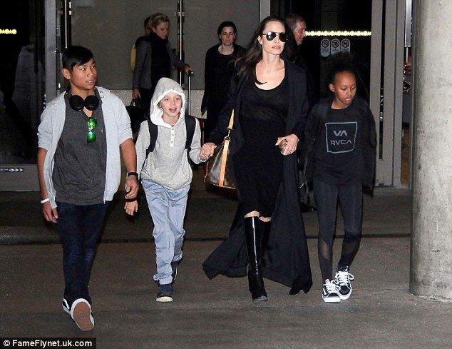 Angelina Jolie: Με τα παιδιά της στο αεροδρόμιο