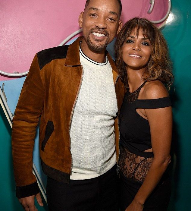 Μα πώς το κάνει; Η Halle Berry στη νέα της εμφάνιση είναι ό, τι πιο σέξι θα δεις σήμερα