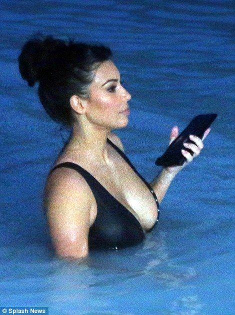 Για πρώτη φορά μετά τη γέννα: Δείτε την Kim Kardashian με μαγιό!