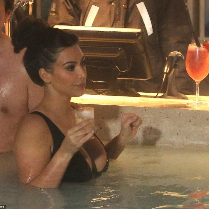 Για πρώτη φορά μετά τη γέννα: Δείτε την Kim Kardashian με μαγιό!
