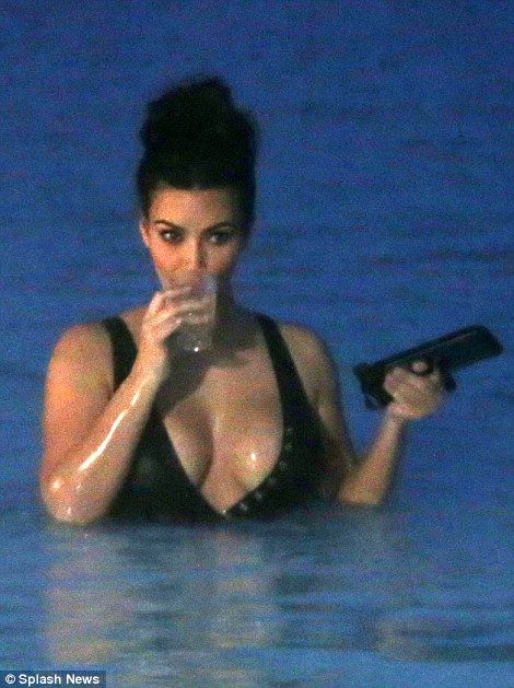 Για πρώτη φορά μετά τη γέννα: Δείτε την Kim Kardashian με μαγιό!