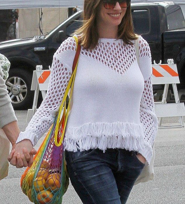 Ενάμιση μήνα μετά τη γέννα και η Anne Hathaway έχει αυτό το κορμί!