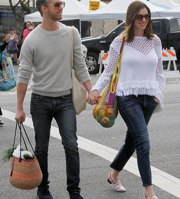 Ενάμιση μήνα μετά τη γέννα και η Anne Hathaway έχει αυτό το κορμί!