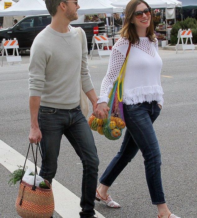 Ενάμιση μήνα μετά τη γέννα και η Anne Hathaway έχει αυτό το κορμί!
