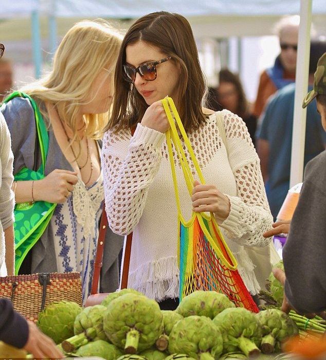 Ενάμιση μήνα μετά τη γέννα και η Anne Hathaway έχει αυτό το κορμί!