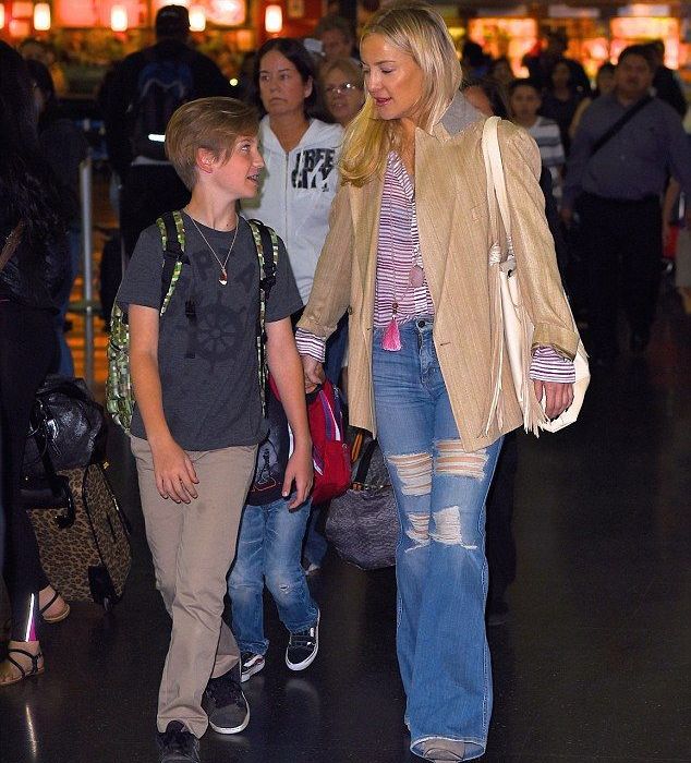 Πόσο κούκλοι: Οι γιοι της Kate Hudson σε σπάνια εμφάνιση με τη διάσημη μαμά τους