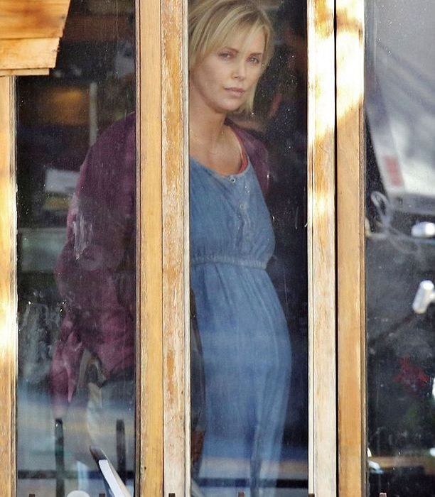 Charlize Theron: Πιο όμορφη από ποτέ με φουσκωμένη κοιλίτσα