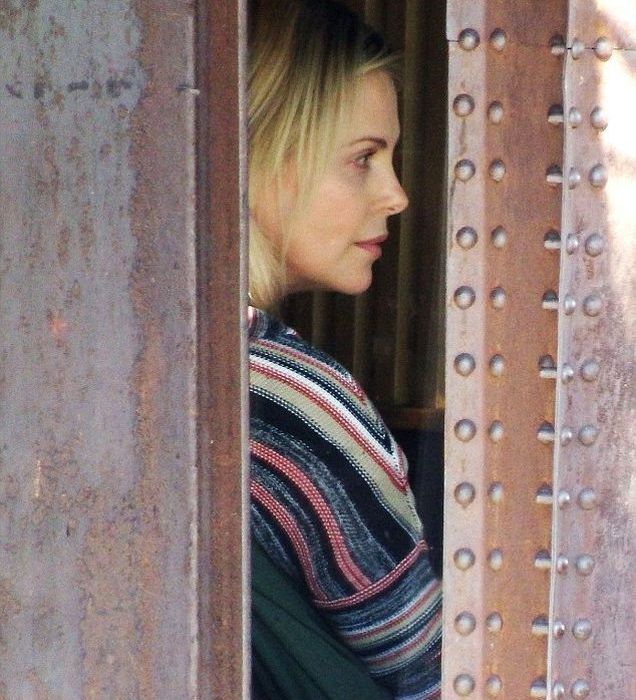 Charlize Theron: Πιο όμορφη από ποτέ με φουσκωμένη κοιλίτσα