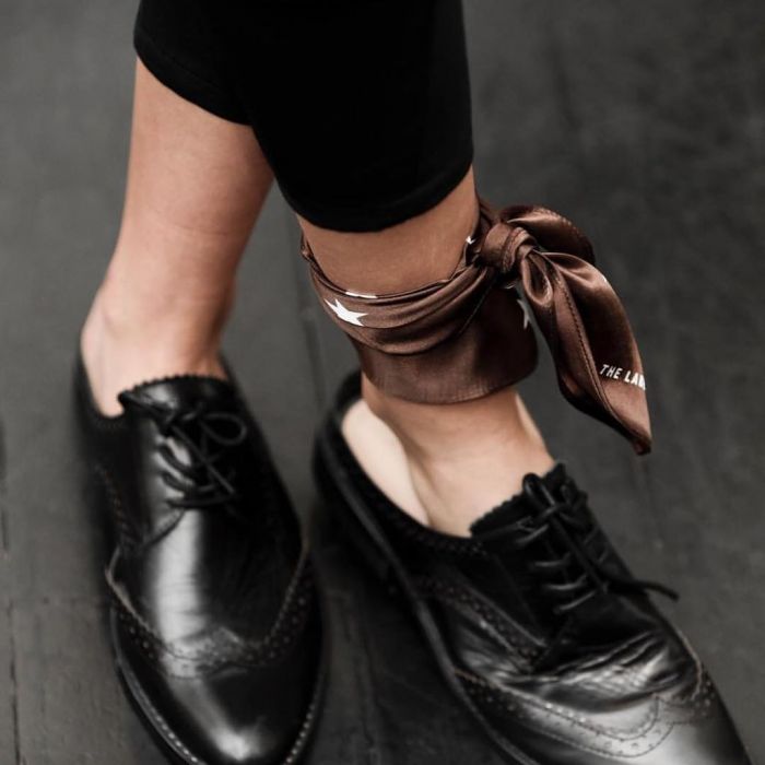 Trend alert: Ο πιο stylish τρόπος για να φορέσεις το μαντήλι σου φέτος