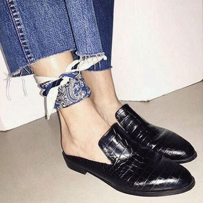 Trend alert: Ο πιο stylish τρόπος για να φορέσεις το μαντήλι σου φέτος