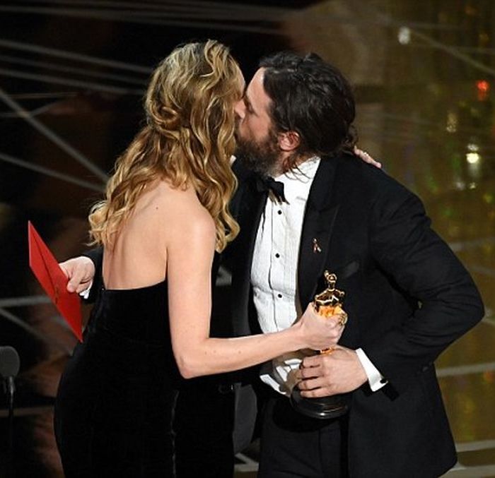 Το μυστήριο λύθηκε:Γιατί η Brie Larson δε χειροκρότησε τον Casey Affleck όταν του απένημε το Oscar;