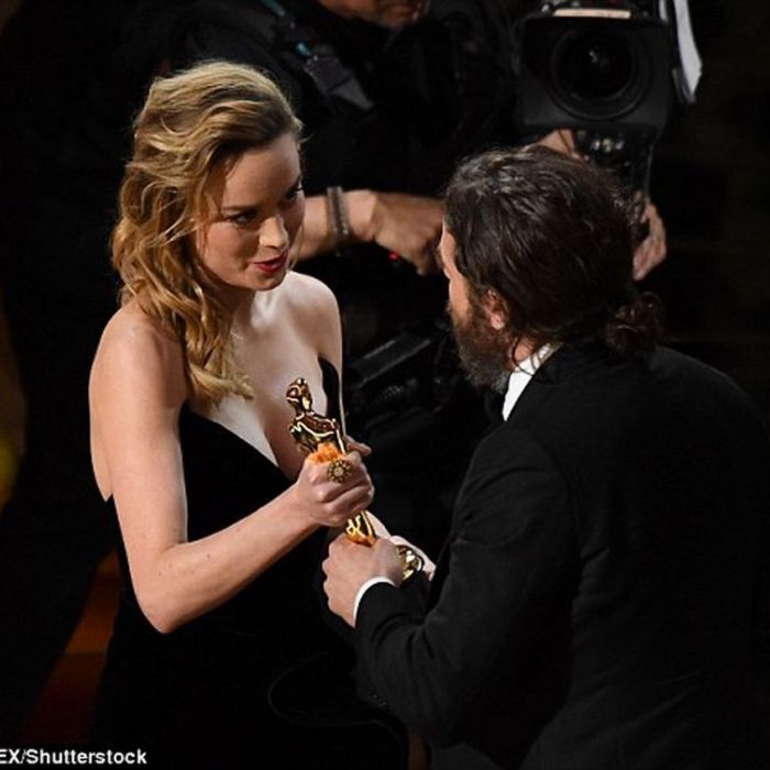 Το μυστήριο λύθηκε:Γιατί η Brie Larson δε χειροκρότησε τον Casey Affleck όταν του απένημε το Oscar;