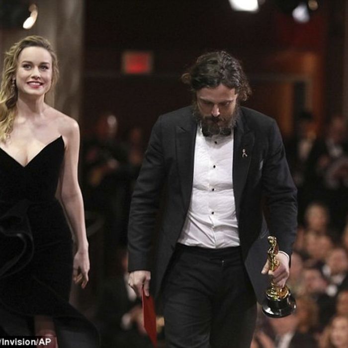 Το μυστήριο λύθηκε:Γιατί η Brie Larson δε χειροκρότησε τον Casey Affleck όταν του απένημε το Oscar;