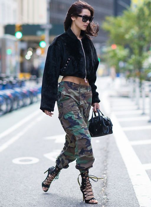 Τα cargo παντελόνια και ψηλά,λεπτά πέδιλα και crop tops δημιουργούν δυναμικά και sexy σύνολα ταυτόχρονα.