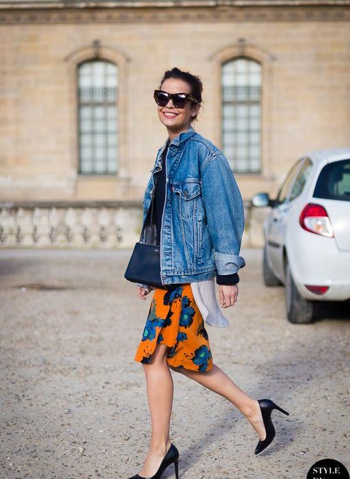 Τα oversized denim jackets δένουν αρμονικά και «παιχνιδιάρικα» με floral φούστες και μας οδηγούν στυλιστικά σε «ένα μεγάλο, φωτεινό, καλοκαίρι».