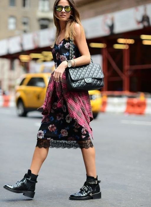 Το slip dress αν θες να δείχνει urban chic και ανεπιτήδευτο, φόρεσέ το με αρβυλάκια και μπουφάν δεμένο στη μέση.