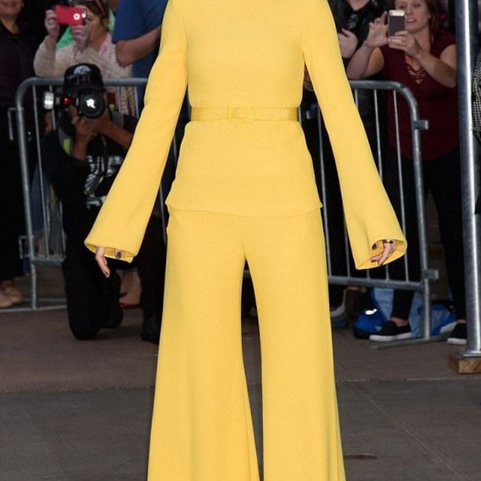 Mε total look Brandon Maxwell, το οποίο αποτελείται από παντελόνι καμπάνα και ασορτί ζιβάγκο και παπούτσια Charlotte Olympia.
