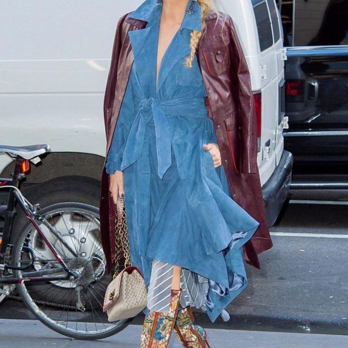 Mε φόρεμα Jonathan Simkhai, μπότες Christian Louboutin και τσάντα Bottega Veneta