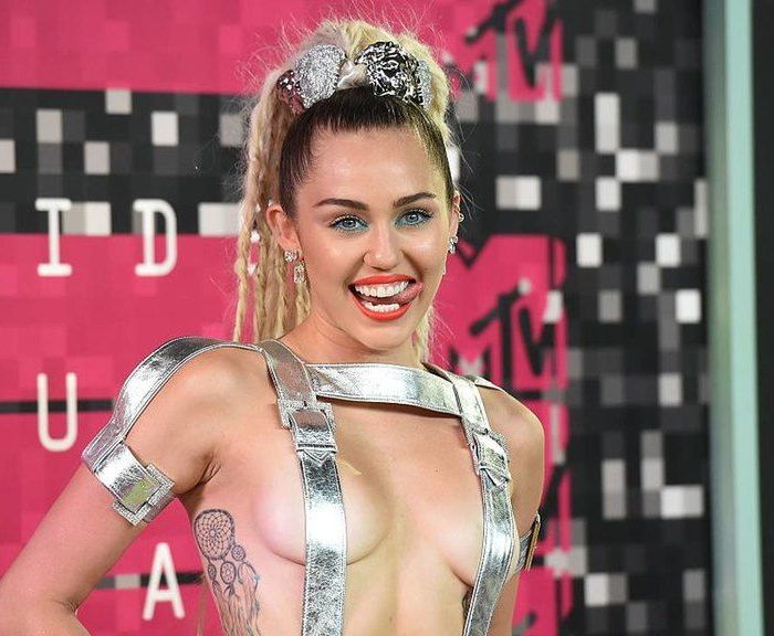 Τι σχέση έχει η Miley Cyrus με την υπόθεση παιδεραστή που συγκλονίζει τις ΗΠΑ;