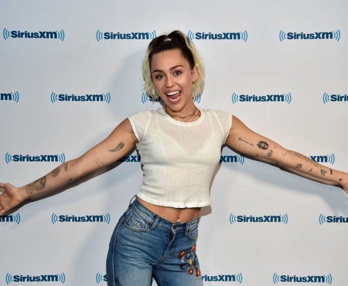 Τι σχέση έχει η Miley Cyrus με την υπόθεση παιδεραστή που συγκλονίζει τις ΗΠΑ;