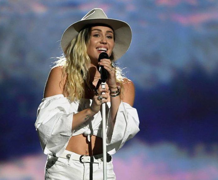 Τι σχέση έχει η Miley Cyrus με την υπόθεση παιδεραστή που συγκλονίζει τις ΗΠΑ;