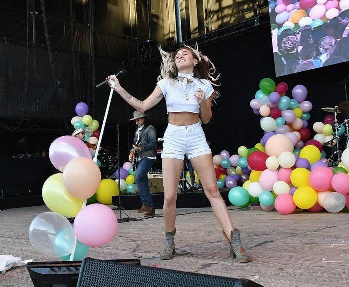 Τι σχέση έχει η Miley Cyrus με την υπόθεση παιδεραστή που συγκλονίζει τις ΗΠΑ;