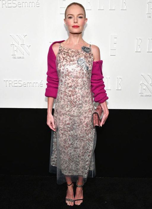 H Kate Bosworth επιλέγει να φορέσει την «παλιομοδίτικη» μάλλινη ζακέτα ως μπολερό, βάζοντας ουσιαστικά μόνο τα μανίκια της και αφήνοντας την υπόλοιπη να πέσει πίσω στην πλάτη της.