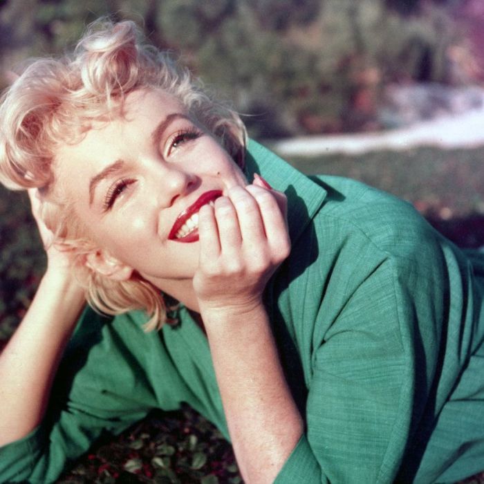 To κοντό καρέ με τη "στενή" μπούκλα της Marilyn Monroe