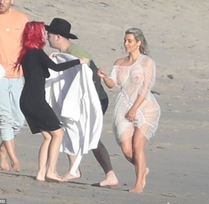 Η Kim Kardashian με see-through φόρεμα στην πρώτη της εμφάνιση μετά τη γέννηση της Chicago