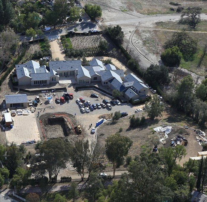 Νομίζω ότι ήρθε η ώρα να δεις την εξωπραγματικά μεγάλη πισίνα της Kim Kardashian