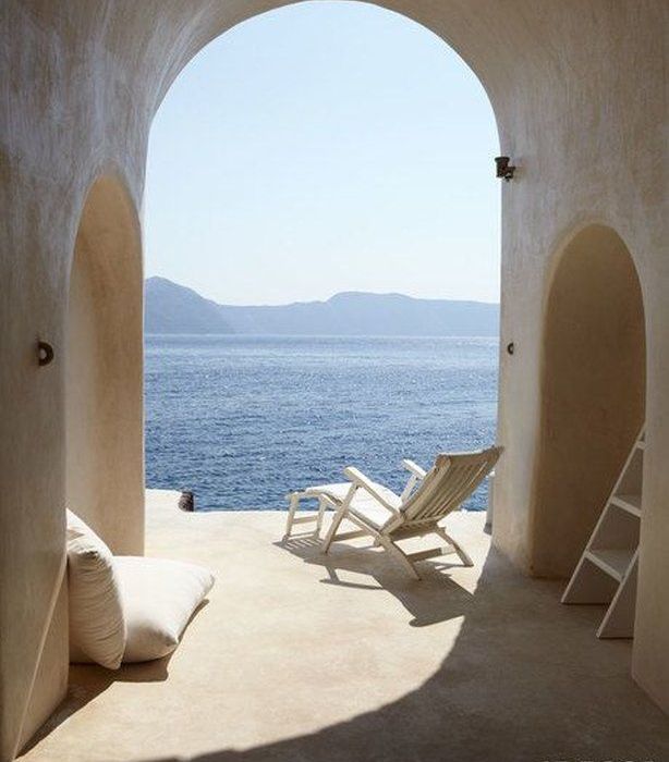 Αυτή η κατοικία στη Σαντορίνη θα θέλαμε να ανήκει σε εμάς ή έστω την κολλητή μας