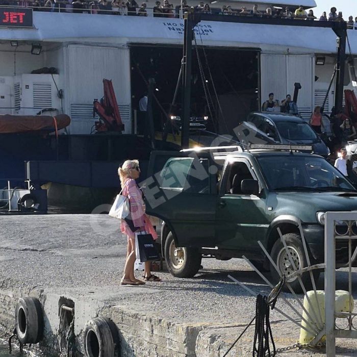Η Ελένη Μενεγάκη εμφανίστηκε στο λιμάνι της Άνδρου με τις κόρες της κάπως έτσι!