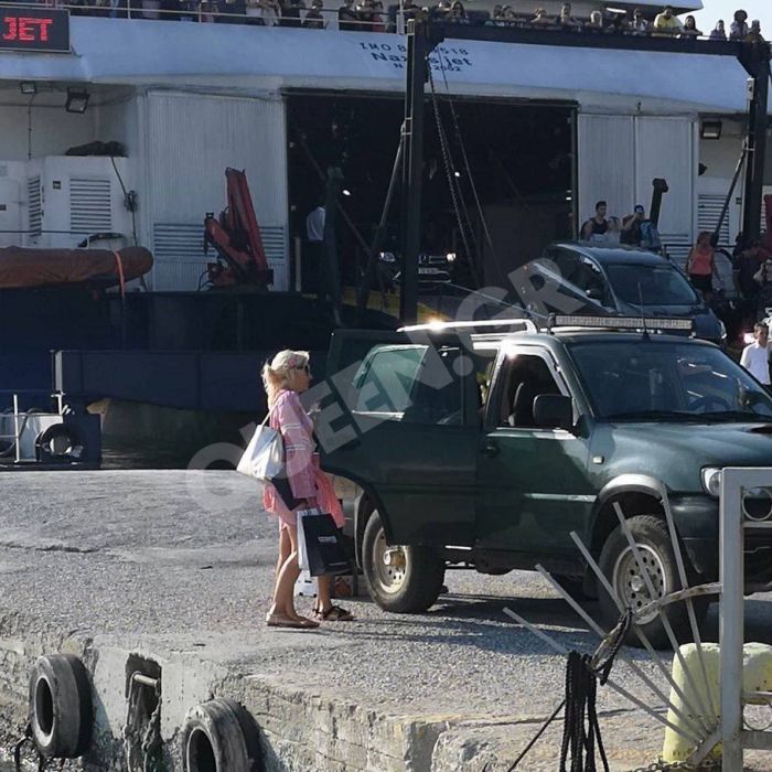 Η Ελένη Μενεγάκη εμφανίστηκε στο λιμάνι της Άνδρου με τις κόρες της κάπως έτσι!