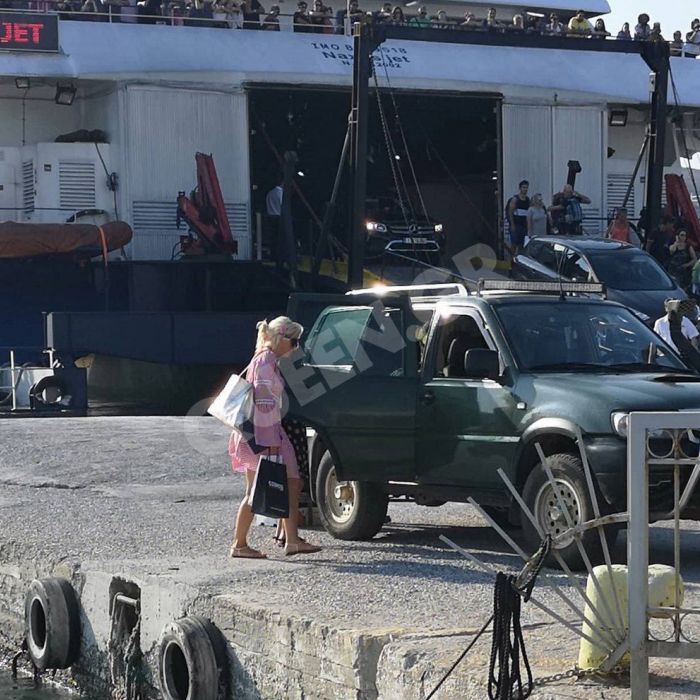 Η Ελένη Μενεγάκη εμφανίστηκε στο λιμάνι της Άνδρου με τις κόρες της κάπως έτσι!