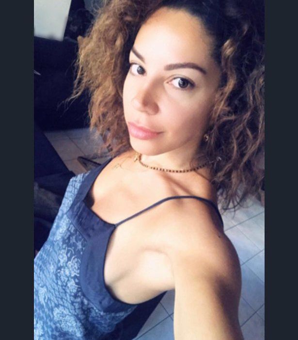 Η Ελληνίδα τραγουδίστρια κάνει yoga με τον πιο ιδιαίτερο τρόπο! Μάντε ποια είναι