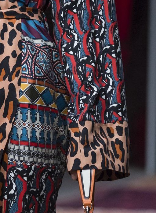 Με animal printed λεπτομέρειες.