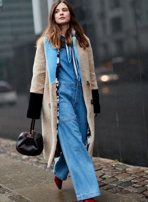 Με ασορτί denim πουκάμισο από μέσα.