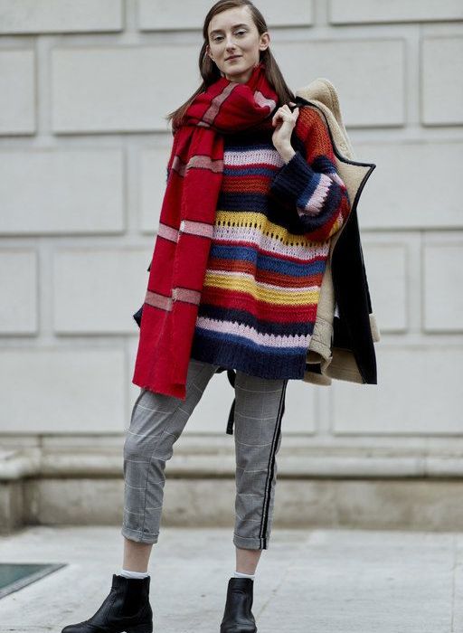 Ένα oversized πολύχρωμο πουλόβερ με κλασικό γκρι παντελόνι και μποτάκια.