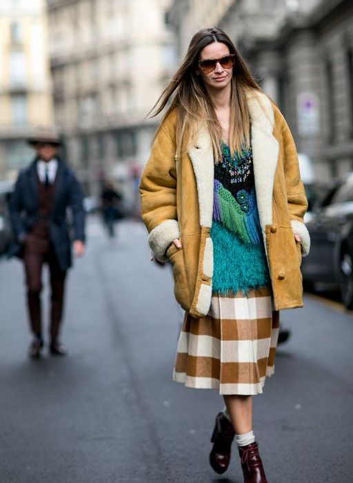 Η midi, καρό φούστα είναι ό,τι πρέπει για nerdy outfits.