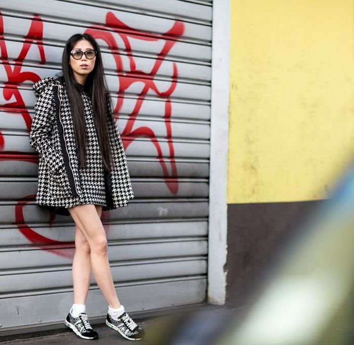 Αν μιλάμε για ένα preppy καρό πανωφόρι, συνδυάζεται ιδανικά με sneakers και ένα street, κοντό φόρεμα.
