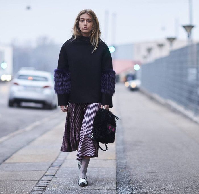 Μία φαρδιά φούστα με ένα oversized πουλόβερ από πάνω και είσαι πανέτοιμη για τη σημερινή σου, χαλαρή βόλτα.
