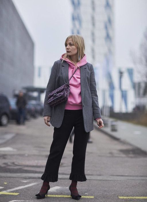 Φούτερ με blazer για να είσαι άνετη κάνοντας fashion statement.
