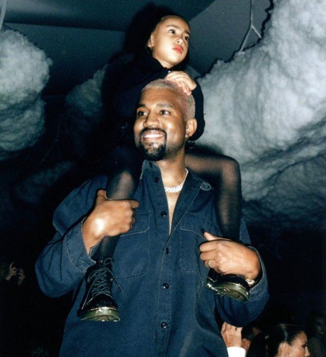 Η μέρα που η Kim Kardashian γνώρισε την πεθερά της σημαδεύτηκε από αυτήν τη φωτογραφία