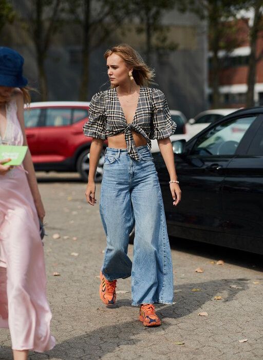 Με denim και cropped top
